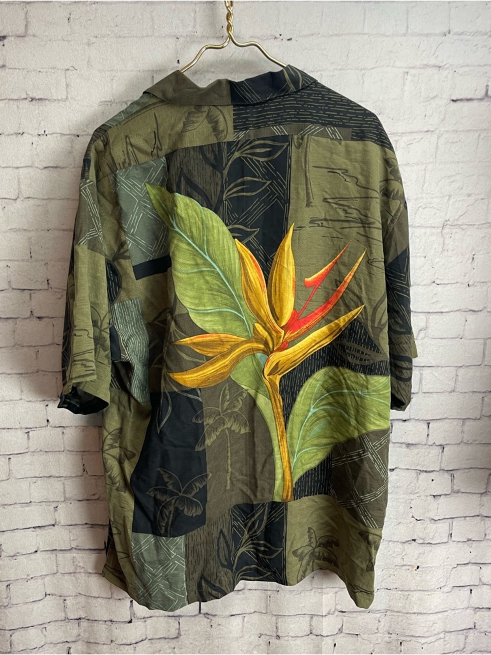 Tommy Bahama size large silk short sleeve button down shirt